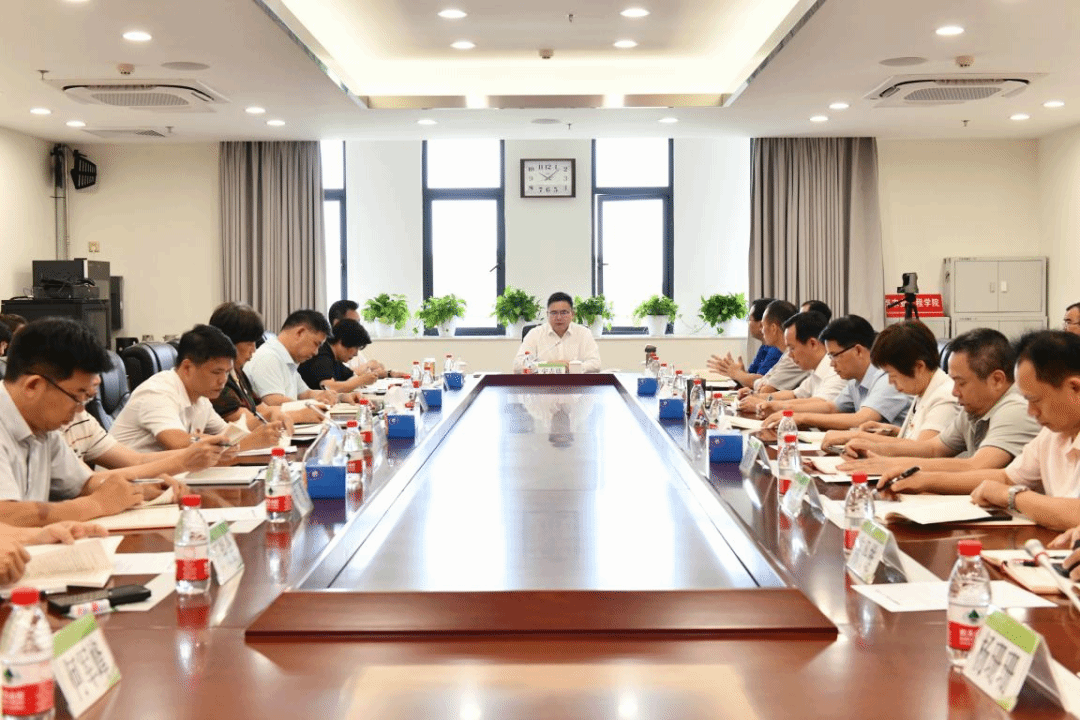 学校召开党委理论学习中心组（扩大）会议 专题学习习近平总书记关于全面加强党的纪律建设的重要论述