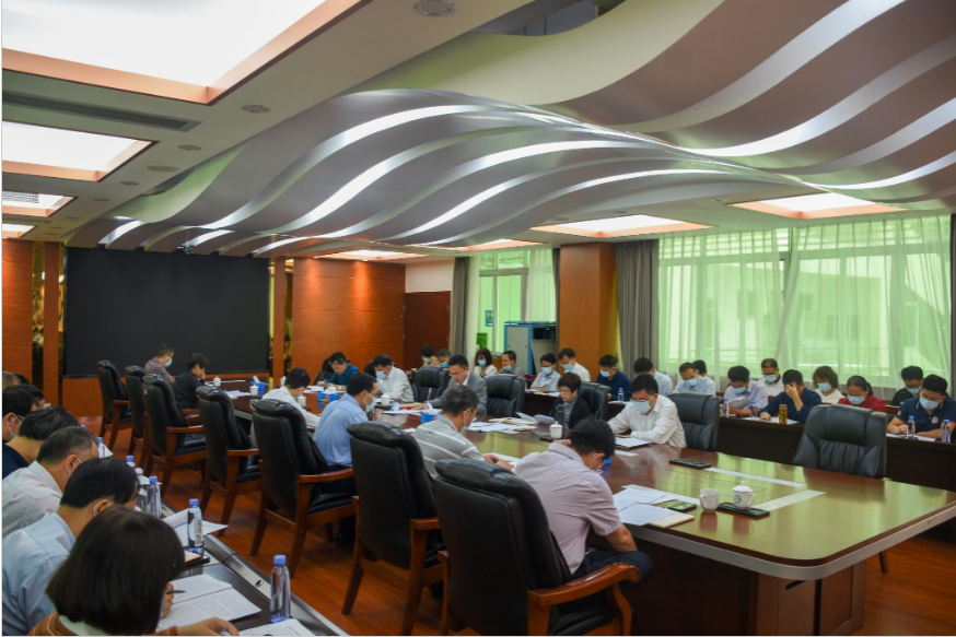 学校召开党委理论学习中心组扩大会