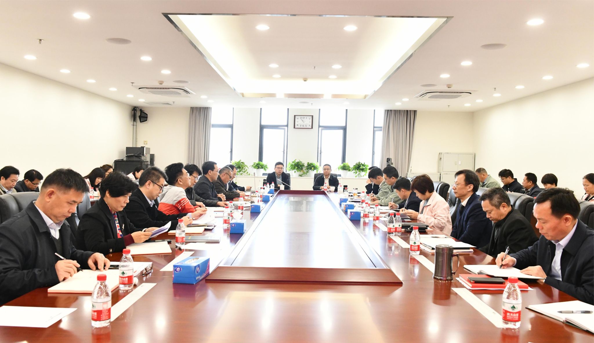 学校召开党委理论学习中心组（扩大）学习会传达学习全国两会精神