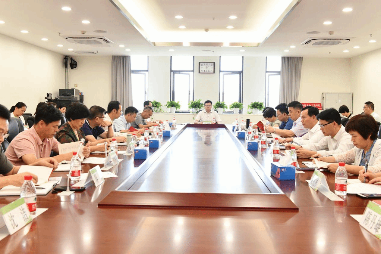 学校召开党委理论学习中心组扩大会议 专题学习《中国共产党纪律处分条例》