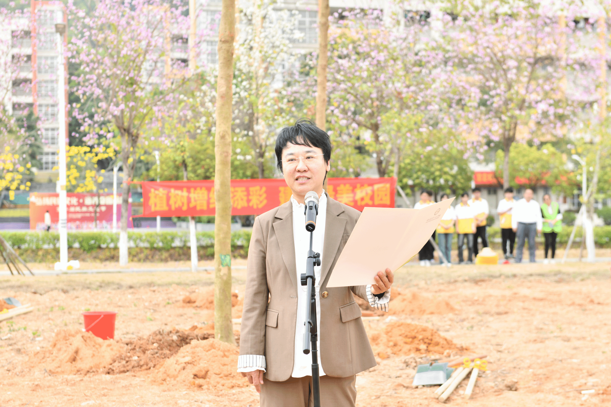 春日植绿，情满仲园——学校开展义务植树活动