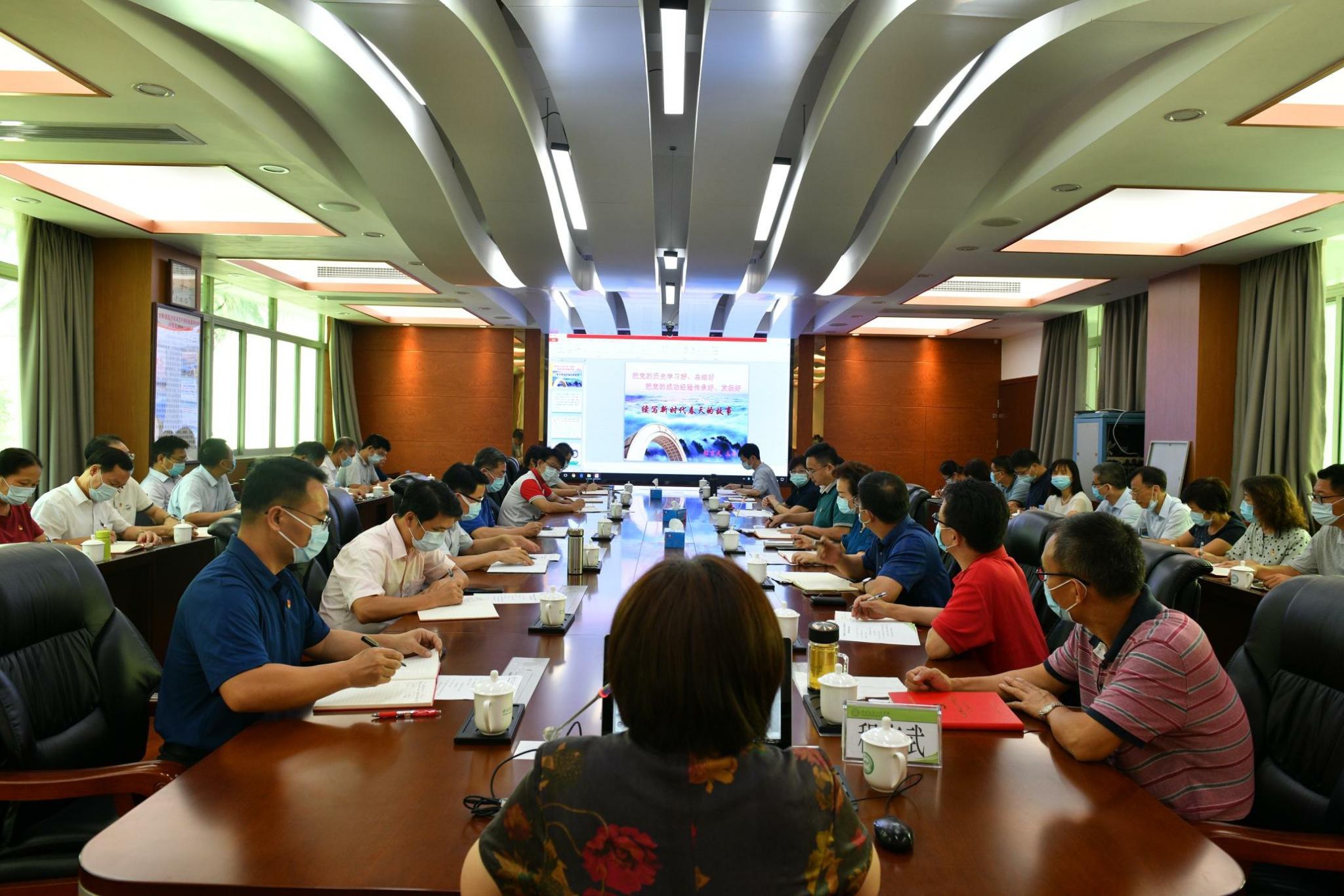 学校召开党委理论学习中心组扩大会 专题宣讲改革开放时期和党的十八大以来的历史