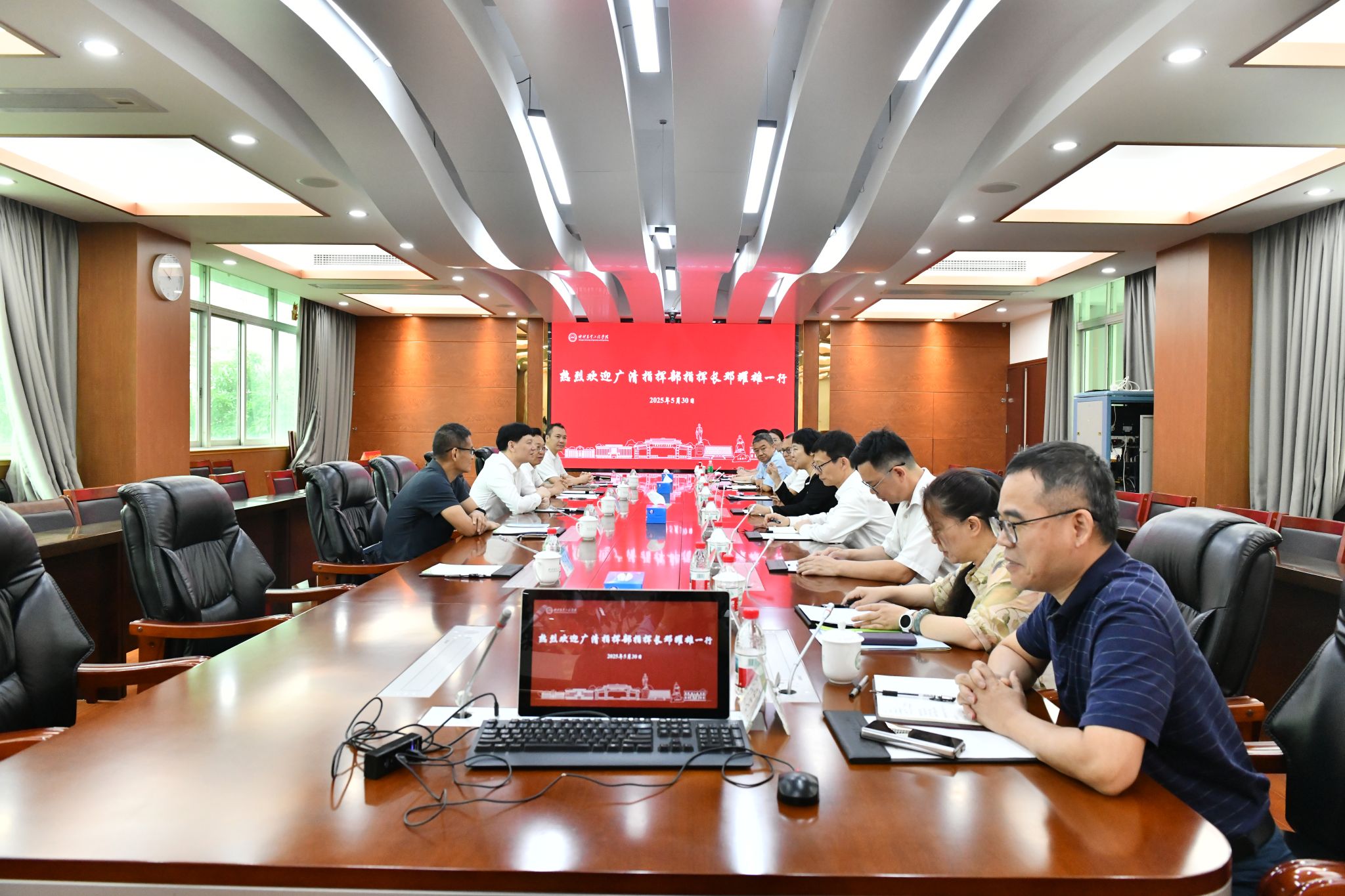 广清指挥部指挥长邓耀雄一行来校调研座谈